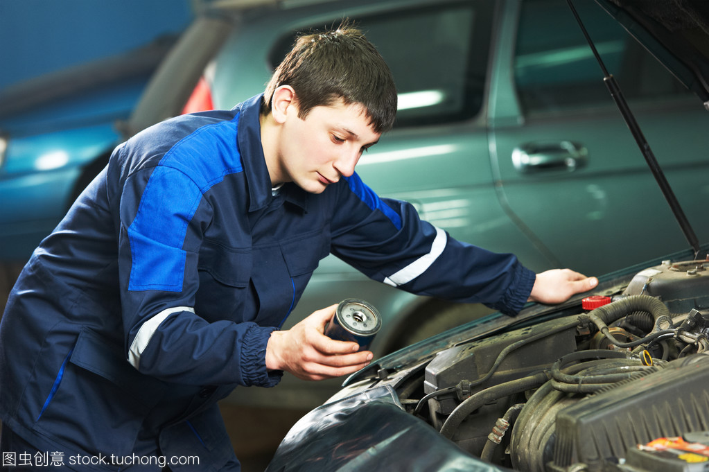 汽车维修与维护中的关键环节 机油更换详解